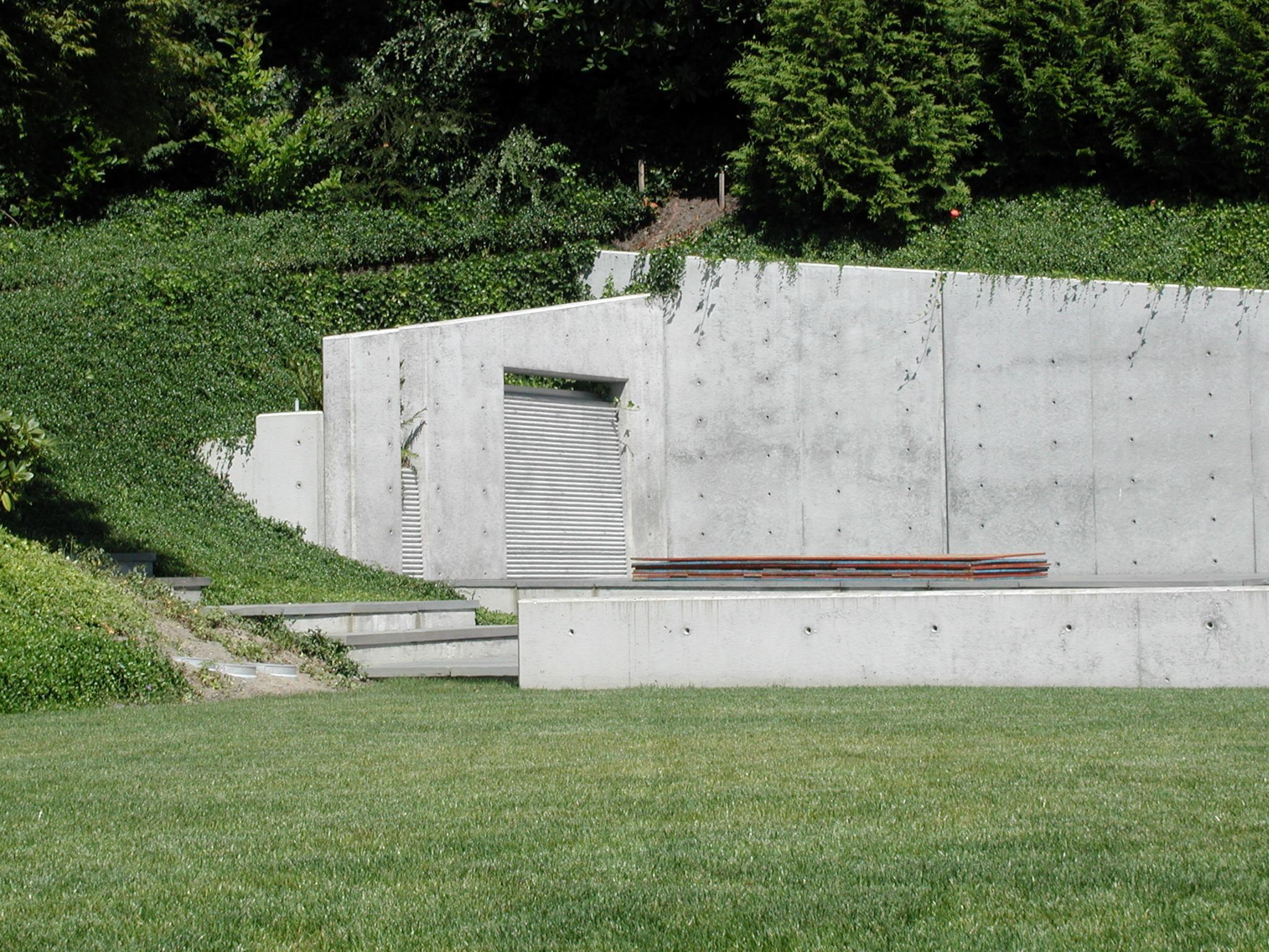 Large-scale concrete retaining wall construction